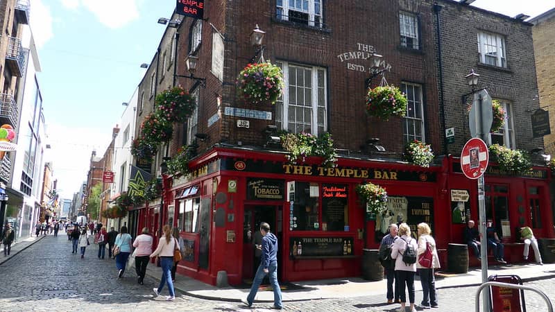 dUBLINS-Temple-Bar-District-with-the-Temple-Bar-Pub-Credit-Sean-MacEntee_Flickr